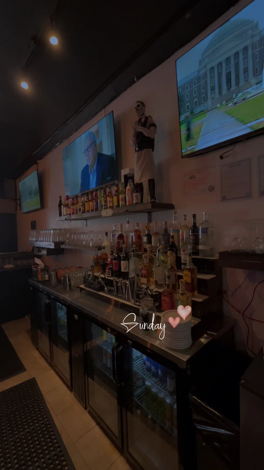 Sari's Restaurant & Bar photo 2