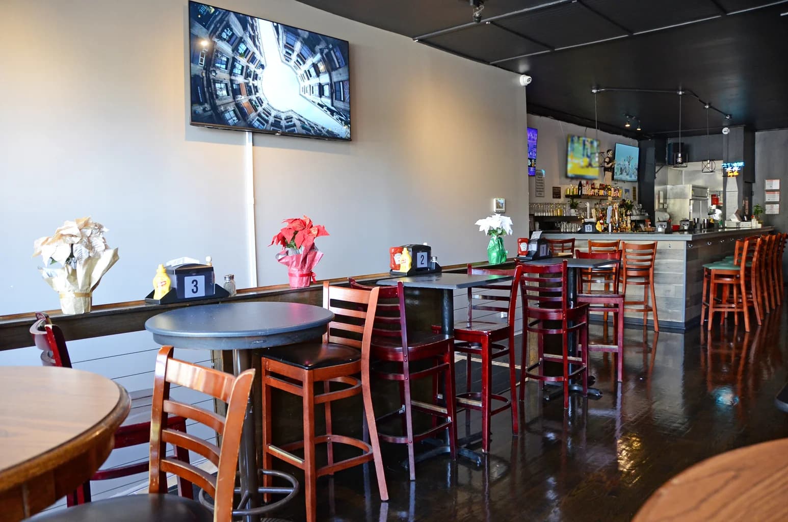 Sari's Restaurant & Bar photo 1
