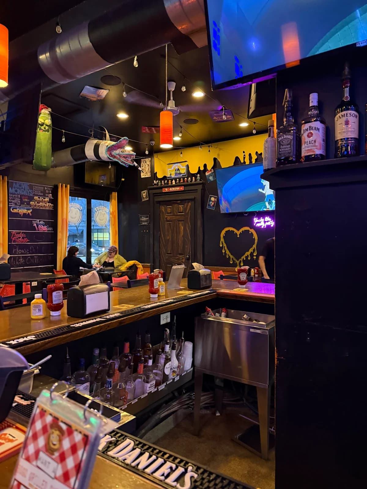 Cheesie's Pub & Grub - Lakeview photo 1