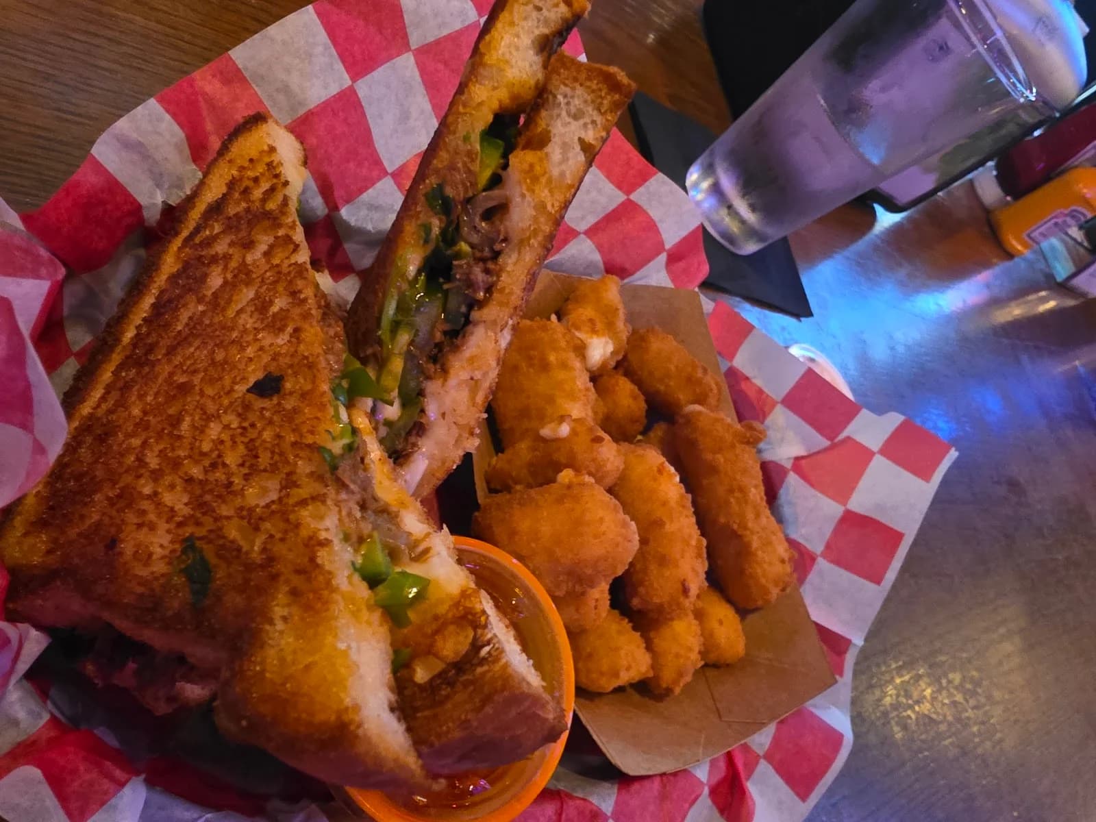 Cheesie's Pub & Grub - Lakeview photo 5