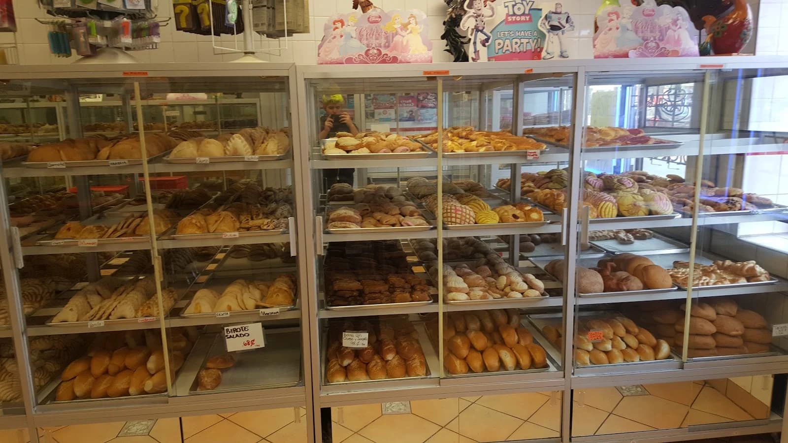 Panadería Los Gallos photo 1