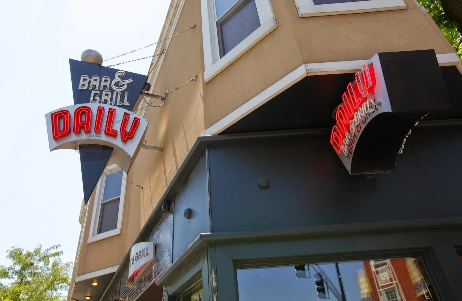 Daily Bar & Grill photo 3