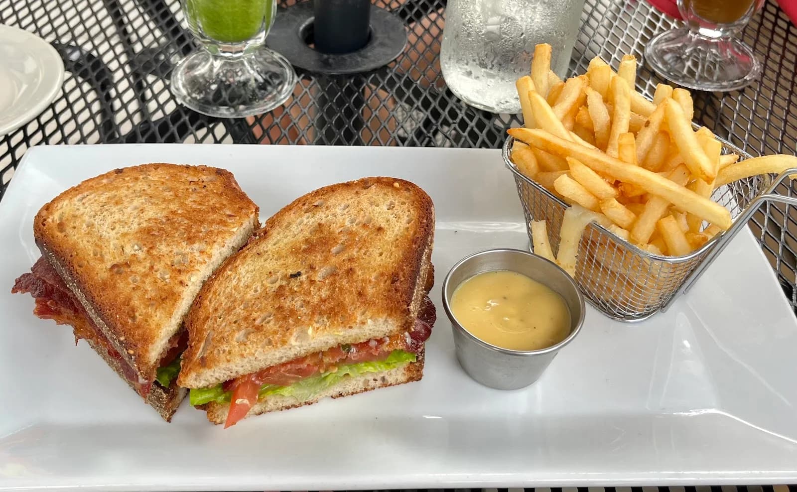 Le Cafe Station Grill photo 5