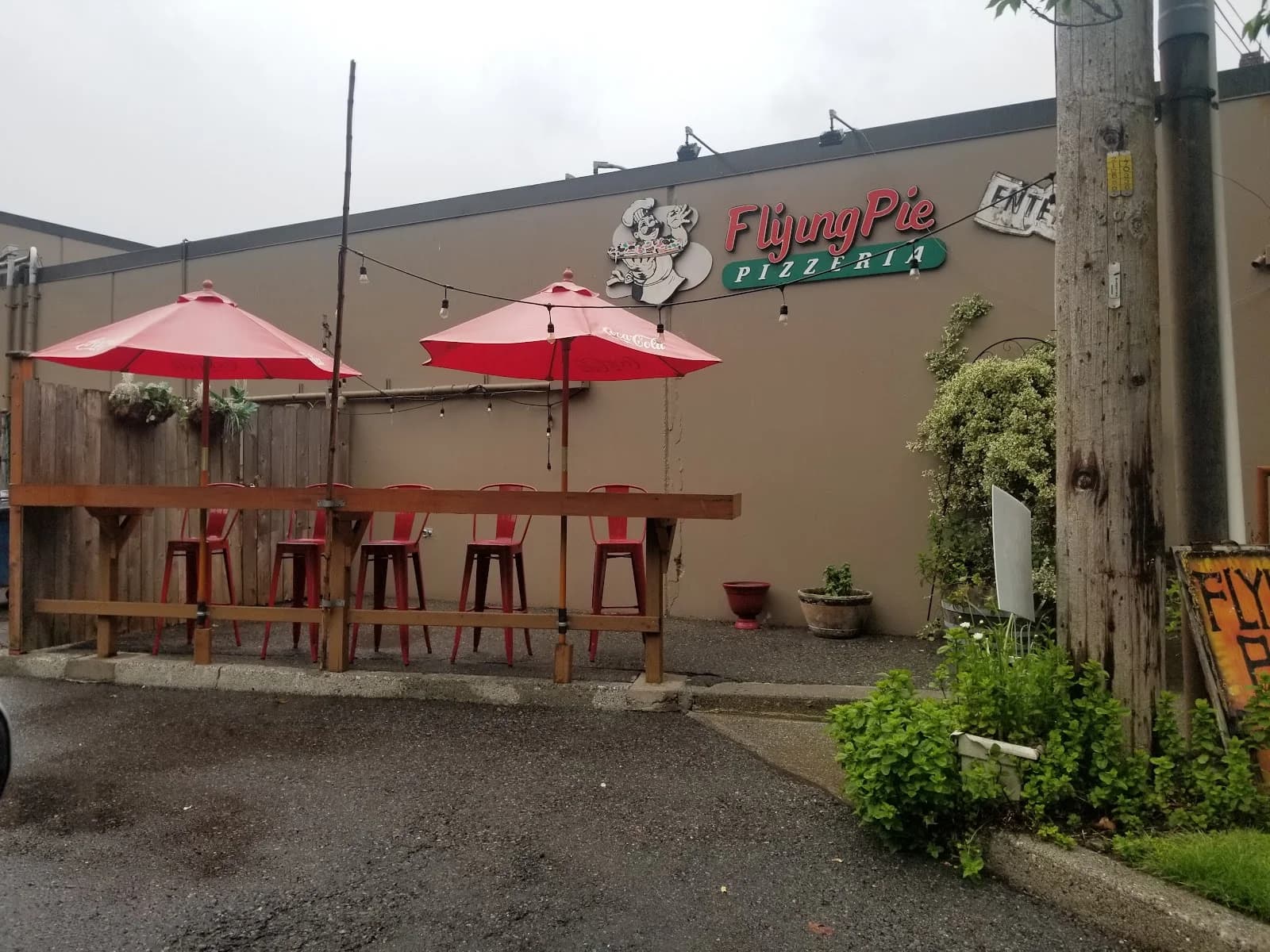 Flying Pie Pizzeria photo 4