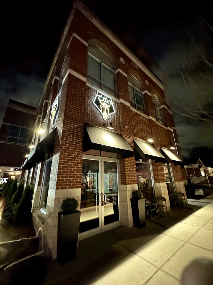 Ella's Italian Pub photo 2