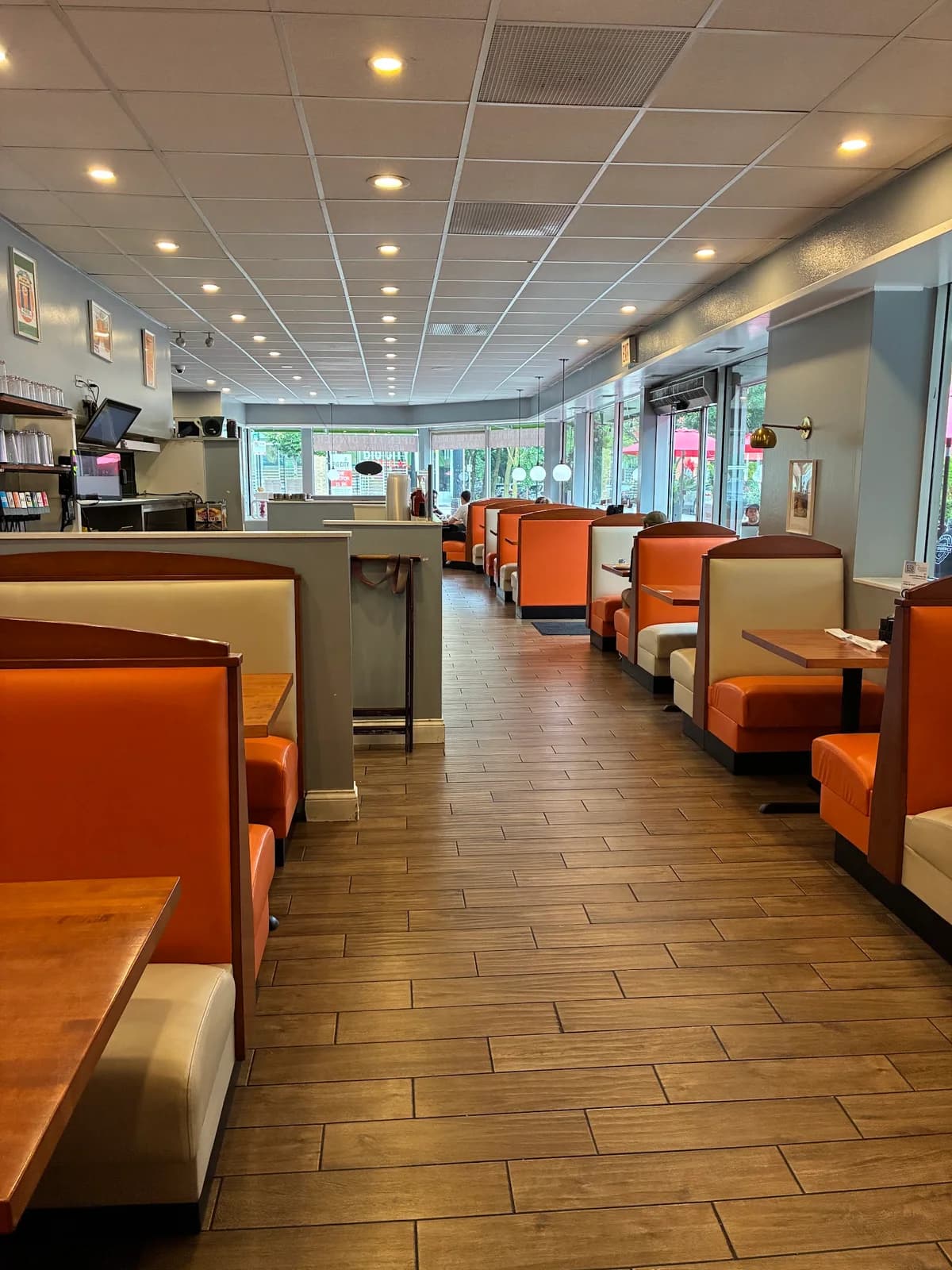 Eggsperience Cafe - Lakeview photo 2