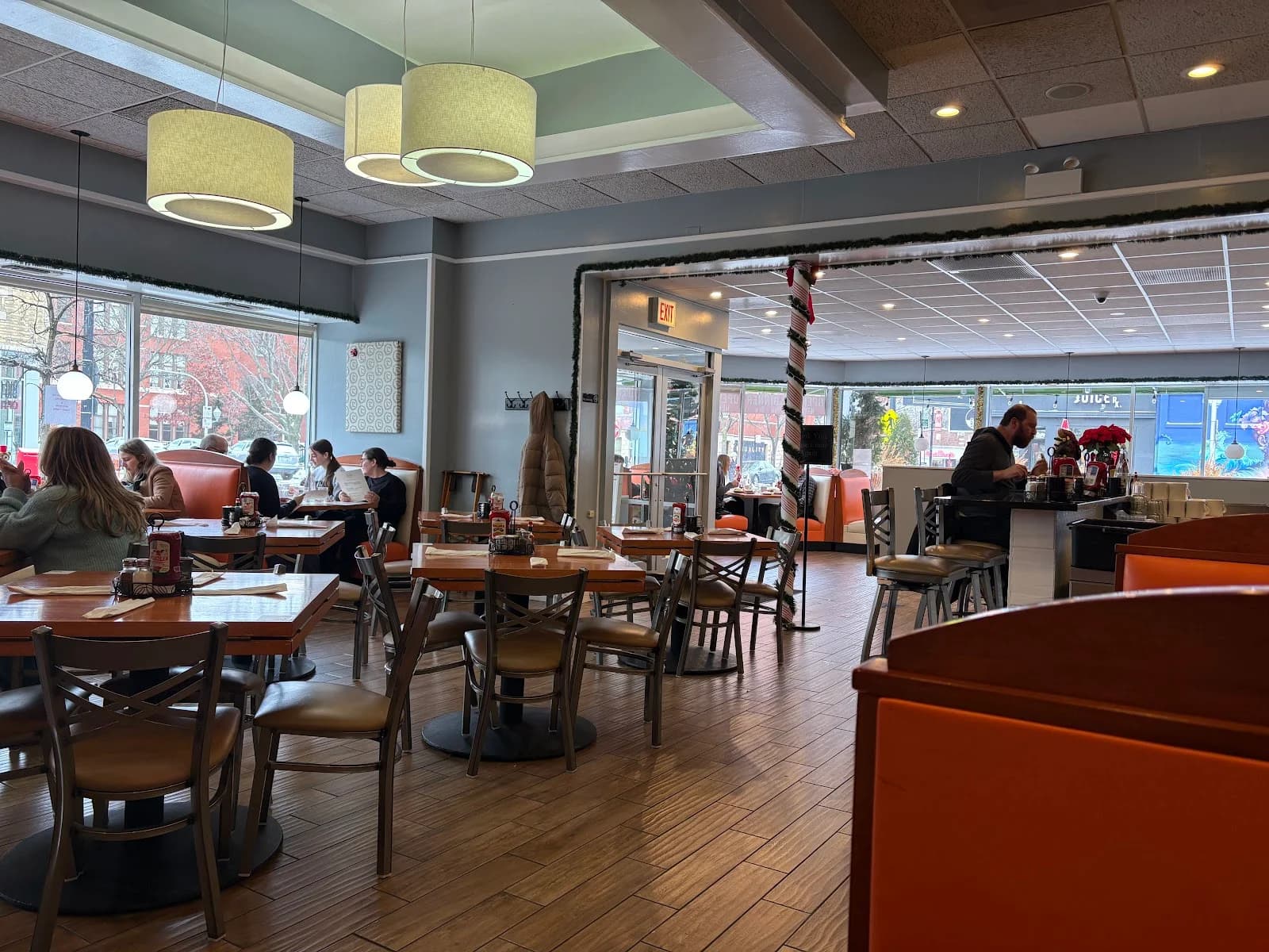 Eggsperience Cafe - Lakeview photo 1